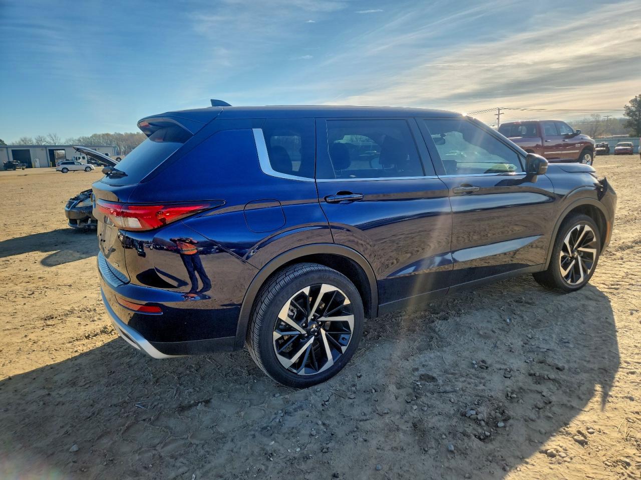 2024 MITSUBISHI OUTLANDER SE photo 3