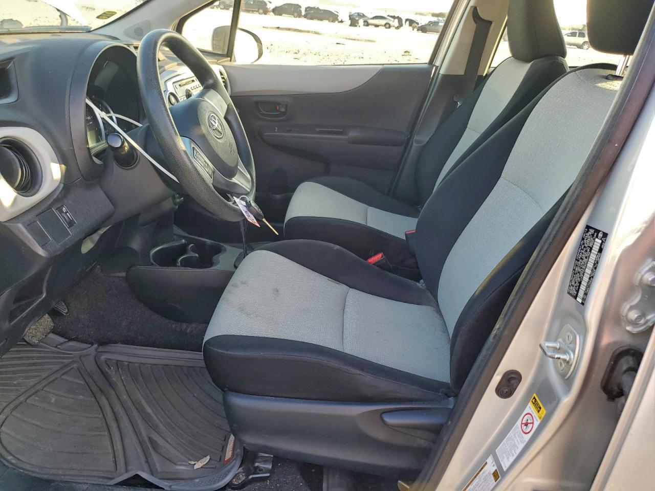 2014 TOYOTA YARIS photo 7