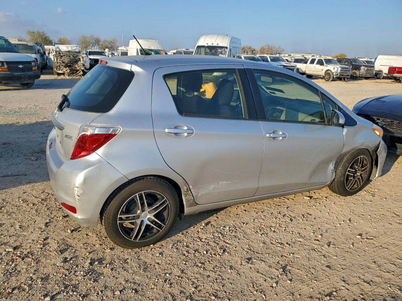 2014 TOYOTA YARIS photo 3