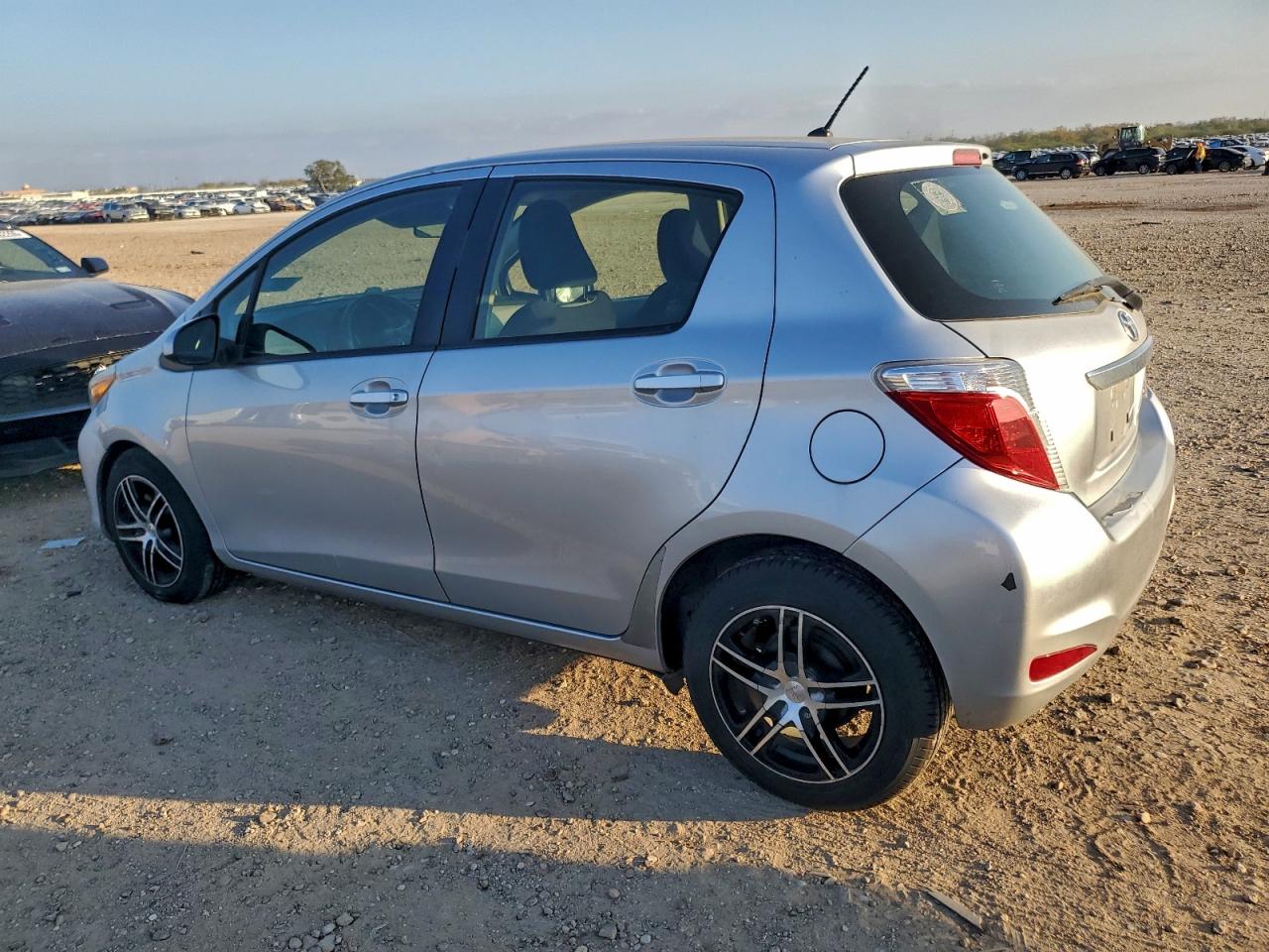 2014 TOYOTA YARIS photo 2