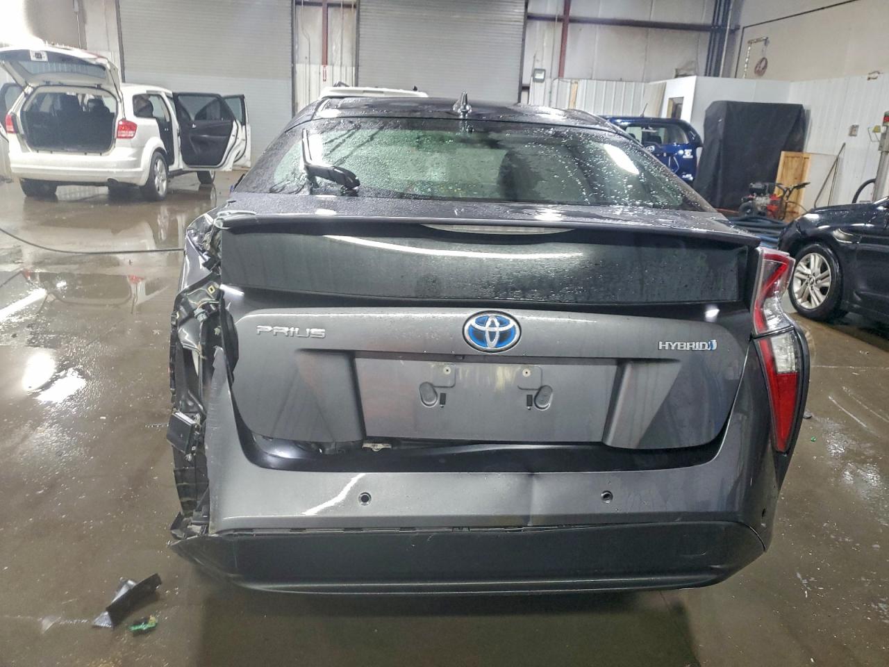 2017 TOYOTA PRIUS photo 6