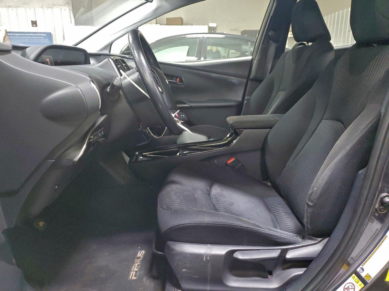 2017 TOYOTA PRIUS photo 7