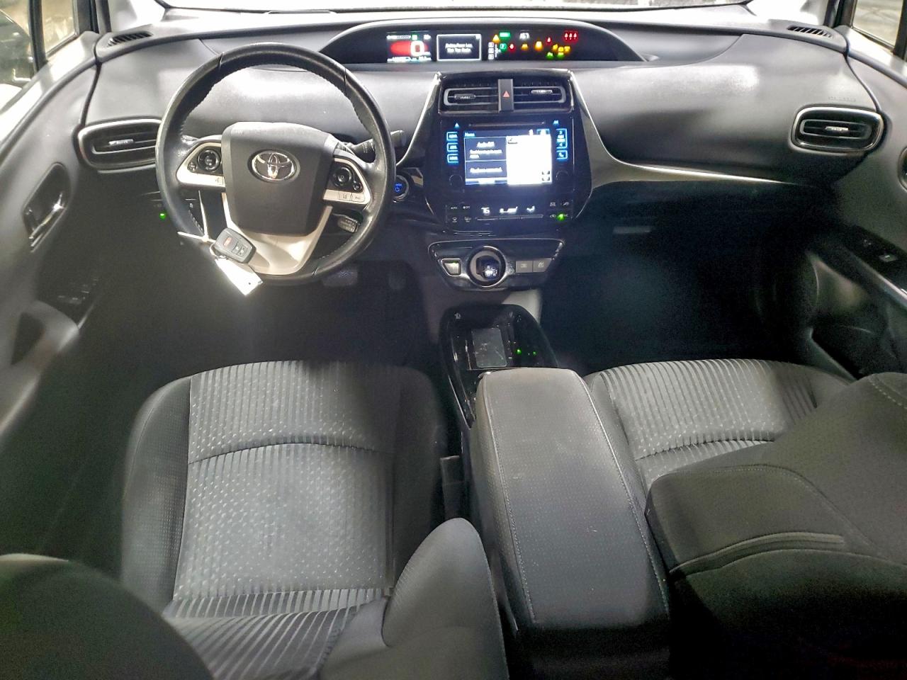 2017 TOYOTA PRIUS photo 8