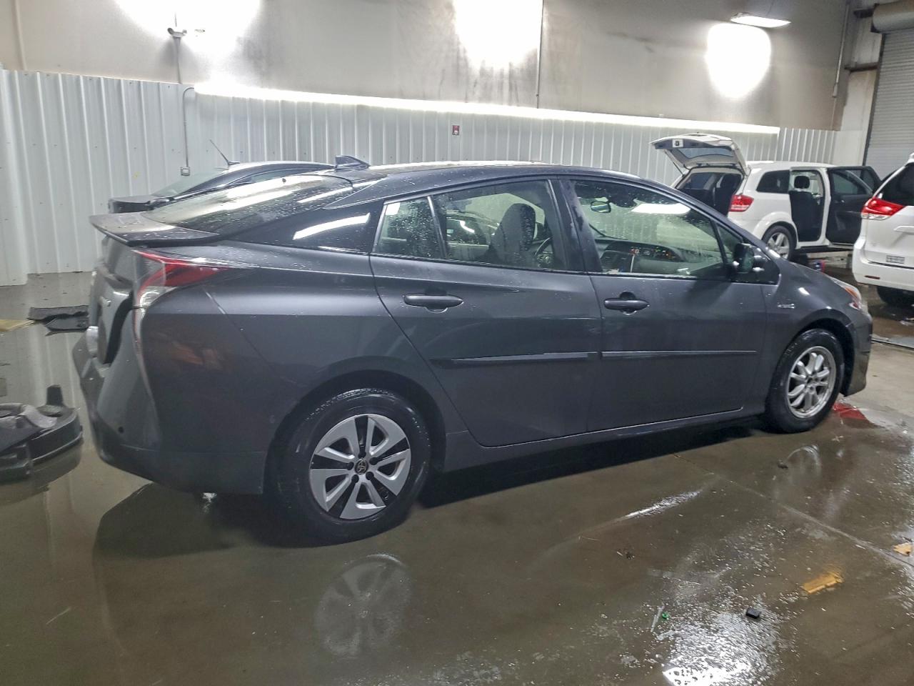 2017 TOYOTA PRIUS photo 3