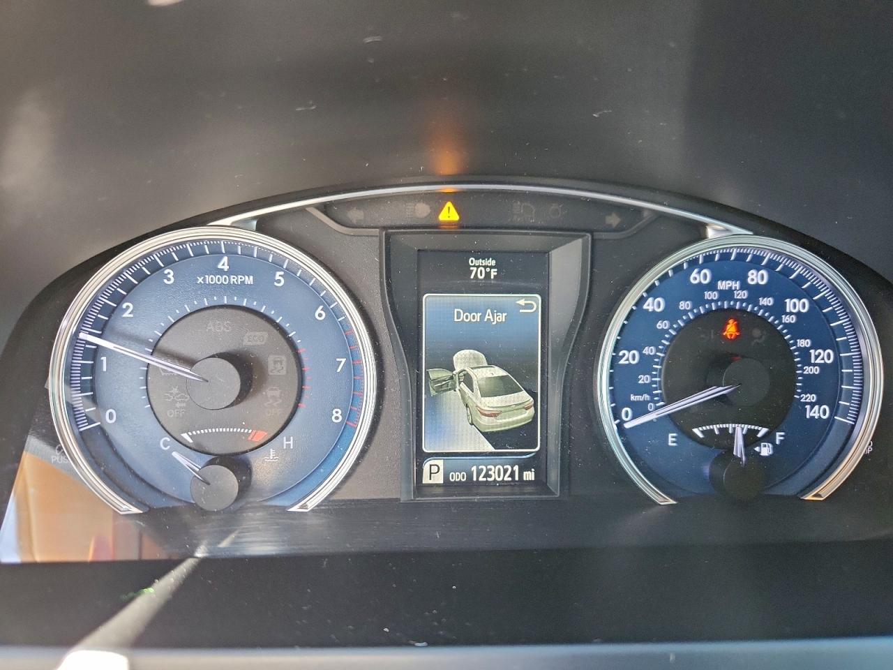 2015 TOYOTA CAMRY LE photo 9