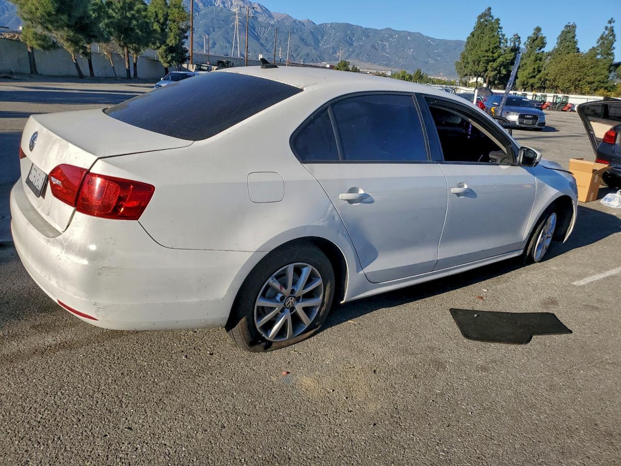 2011 VOLKSWAGEN JETTA SE photo 3