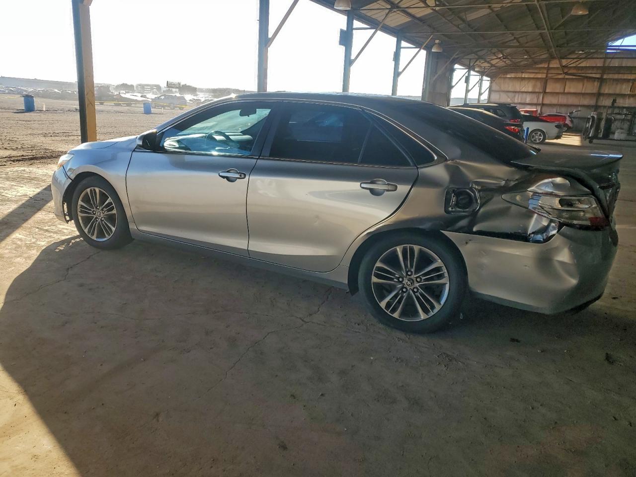 2016 TOYOTA CAMRY LE photo 2