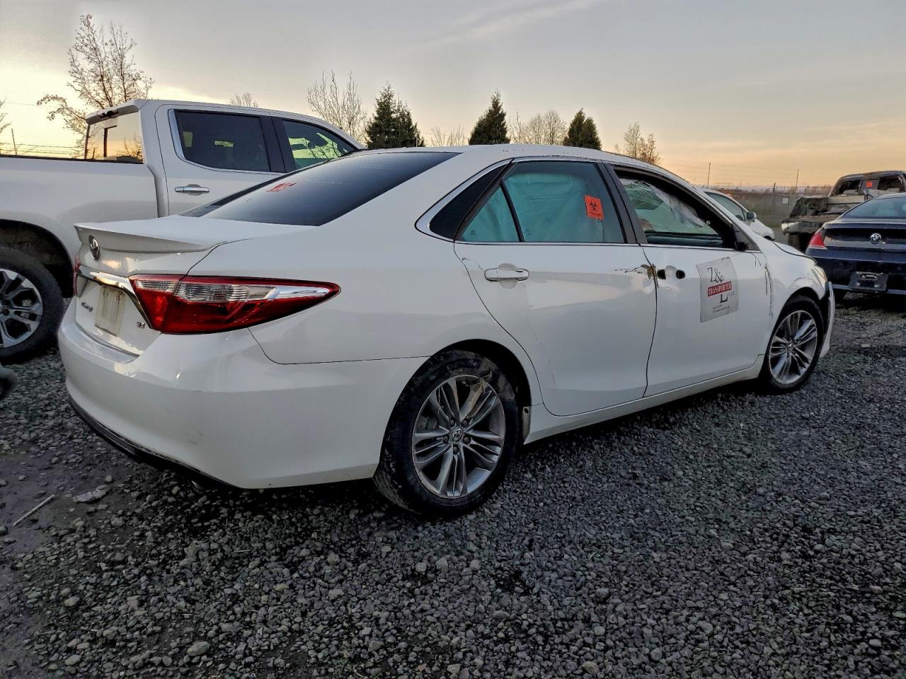 2015 TOYOTA CAMRY LE photo 3