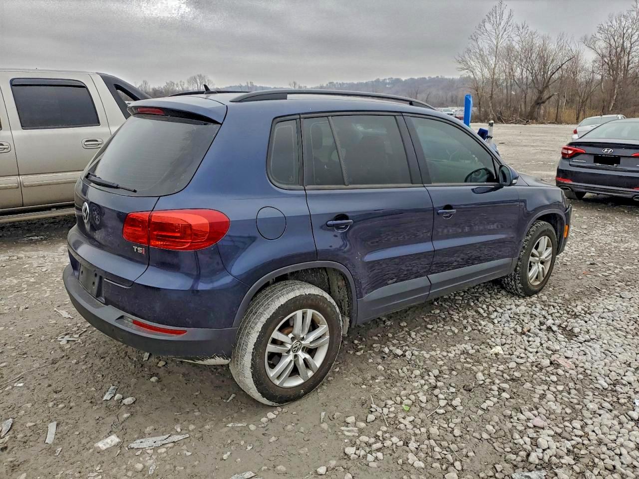 2016 VOLKSWAGEN TIGUAN S photo 3
