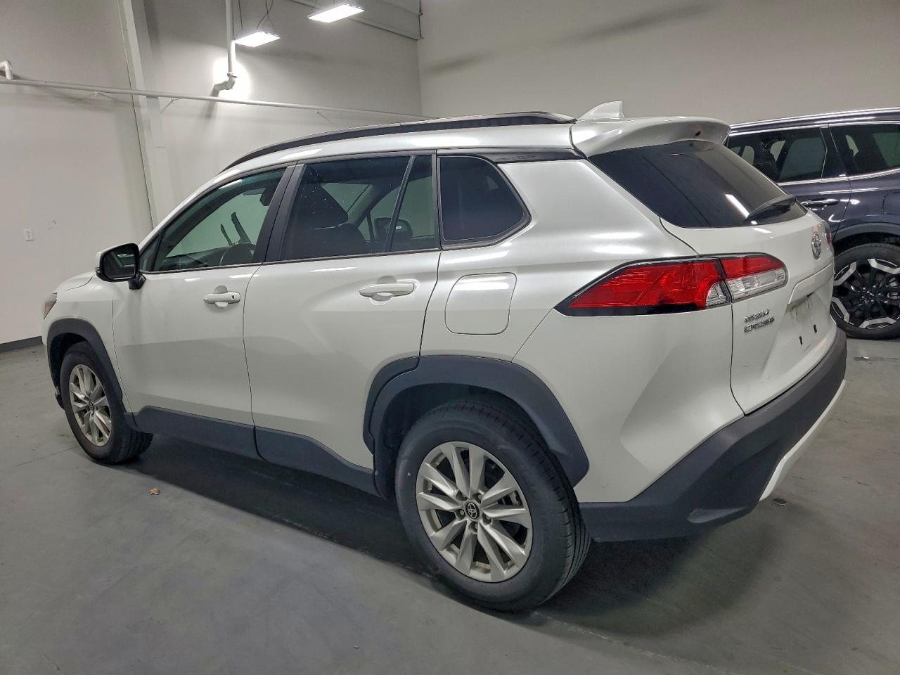 2024 TOYOTA COROLLA CROSS LE photo 2