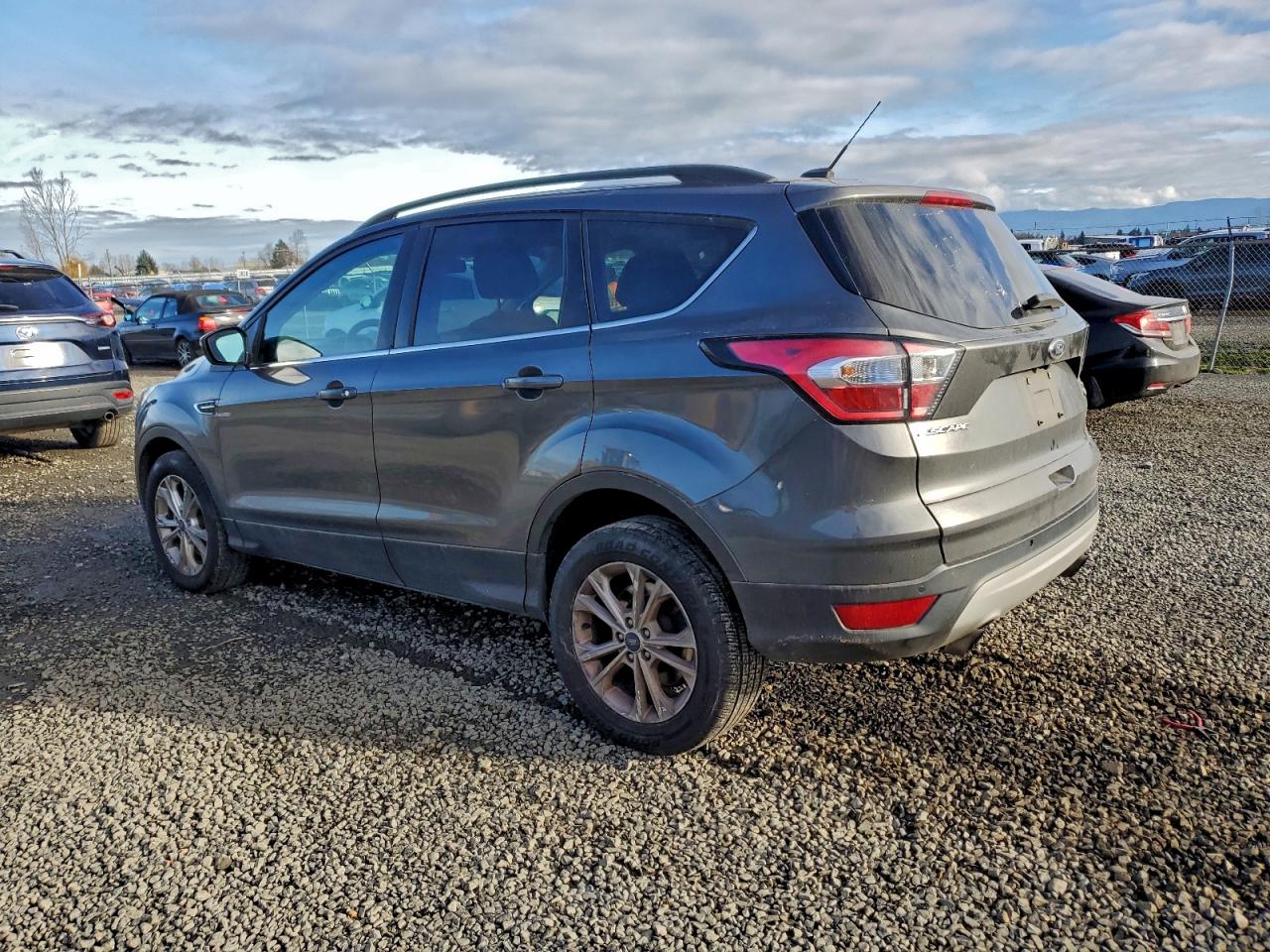 2017 FORD ESCAPE SE photo 2
