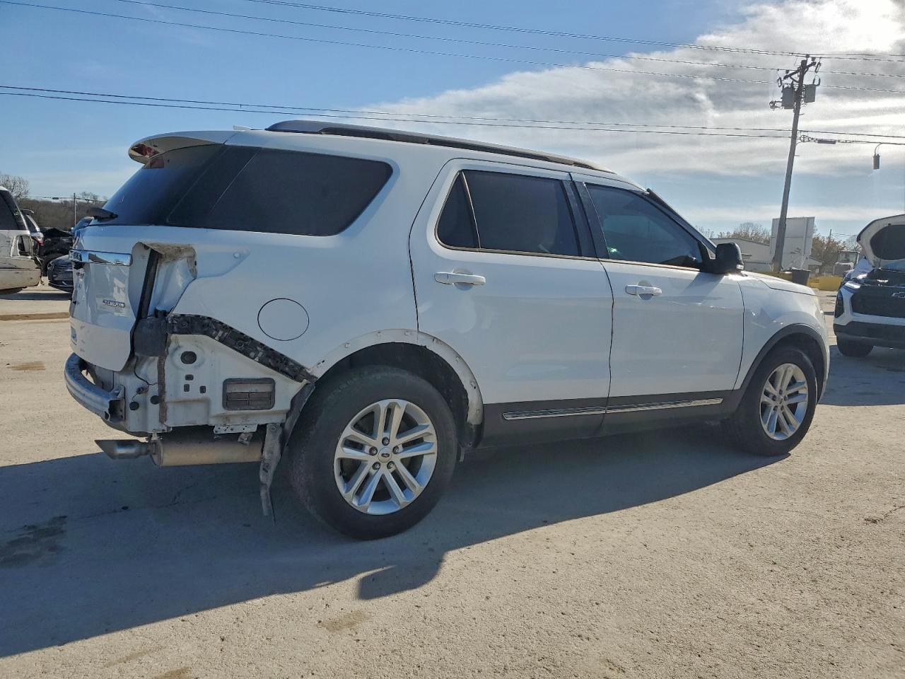 2016 FORD EXPLORER XLT photo 3