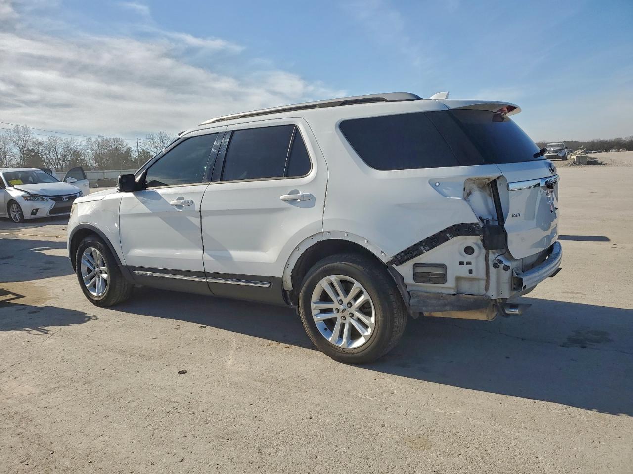 2016 FORD EXPLORER XLT photo 2