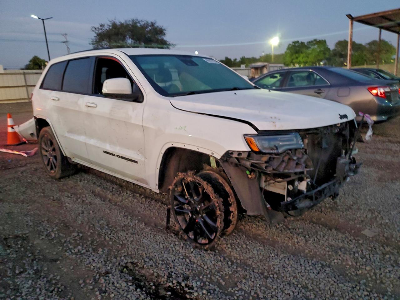 2020 JEEP GRAND CHEROKEE LAREDO photo 4