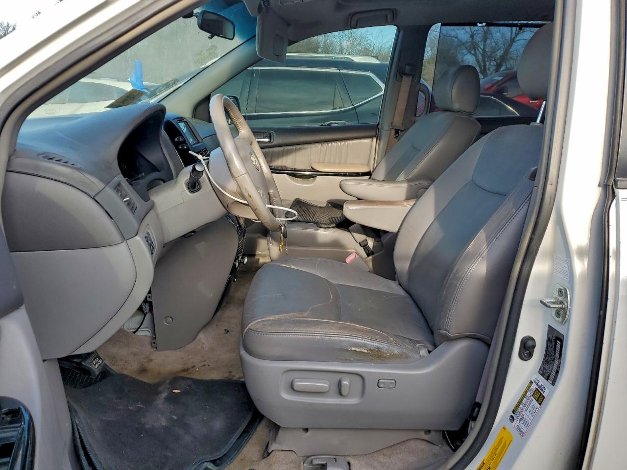 2008 TOYOTA SIENNA XLE photo 7