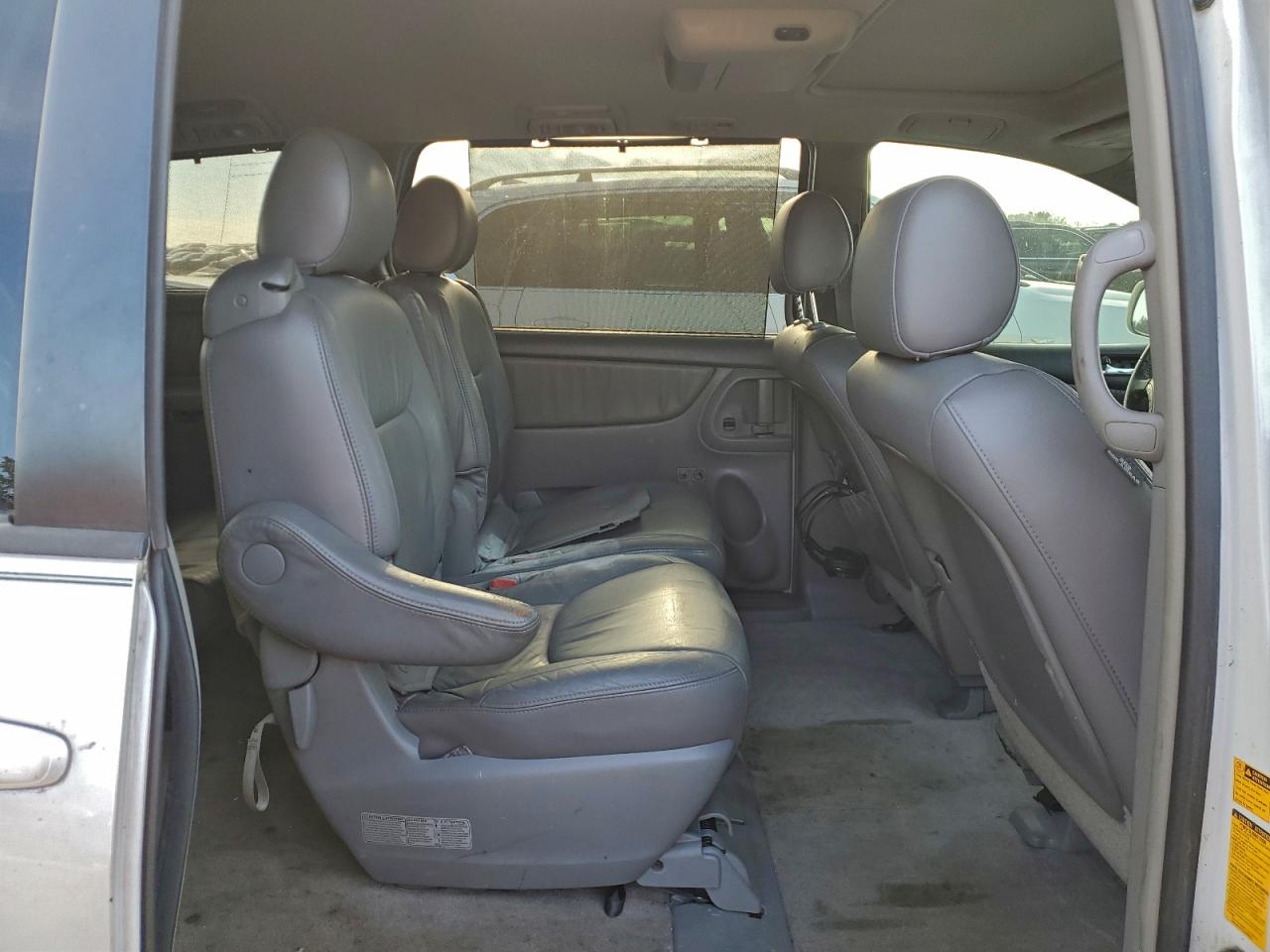 2008 TOYOTA SIENNA XLE photo 11