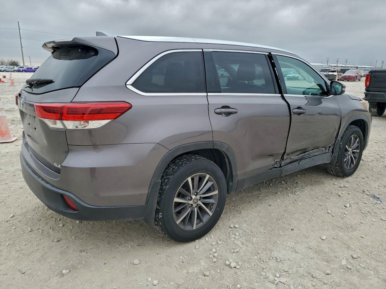 2019 TOYOTA HIGHLANDER SE photo 3