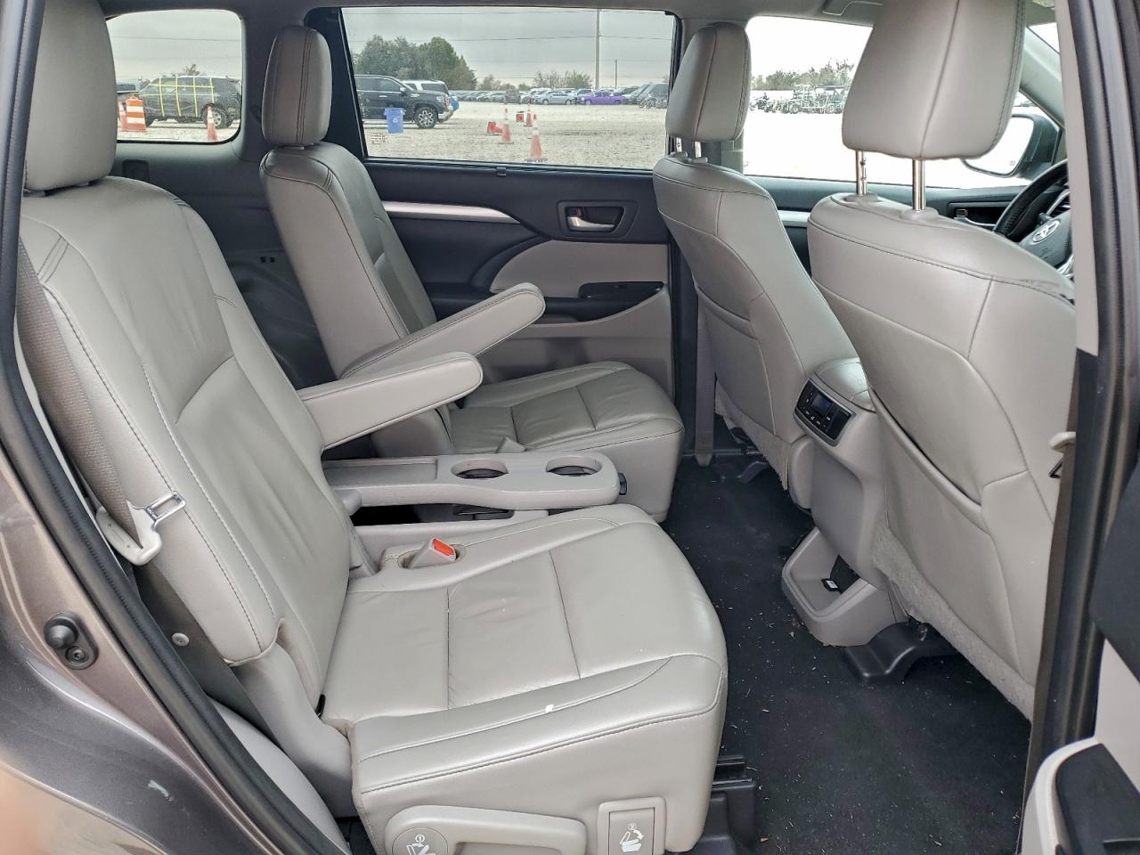 2019 TOYOTA HIGHLANDER SE photo 11