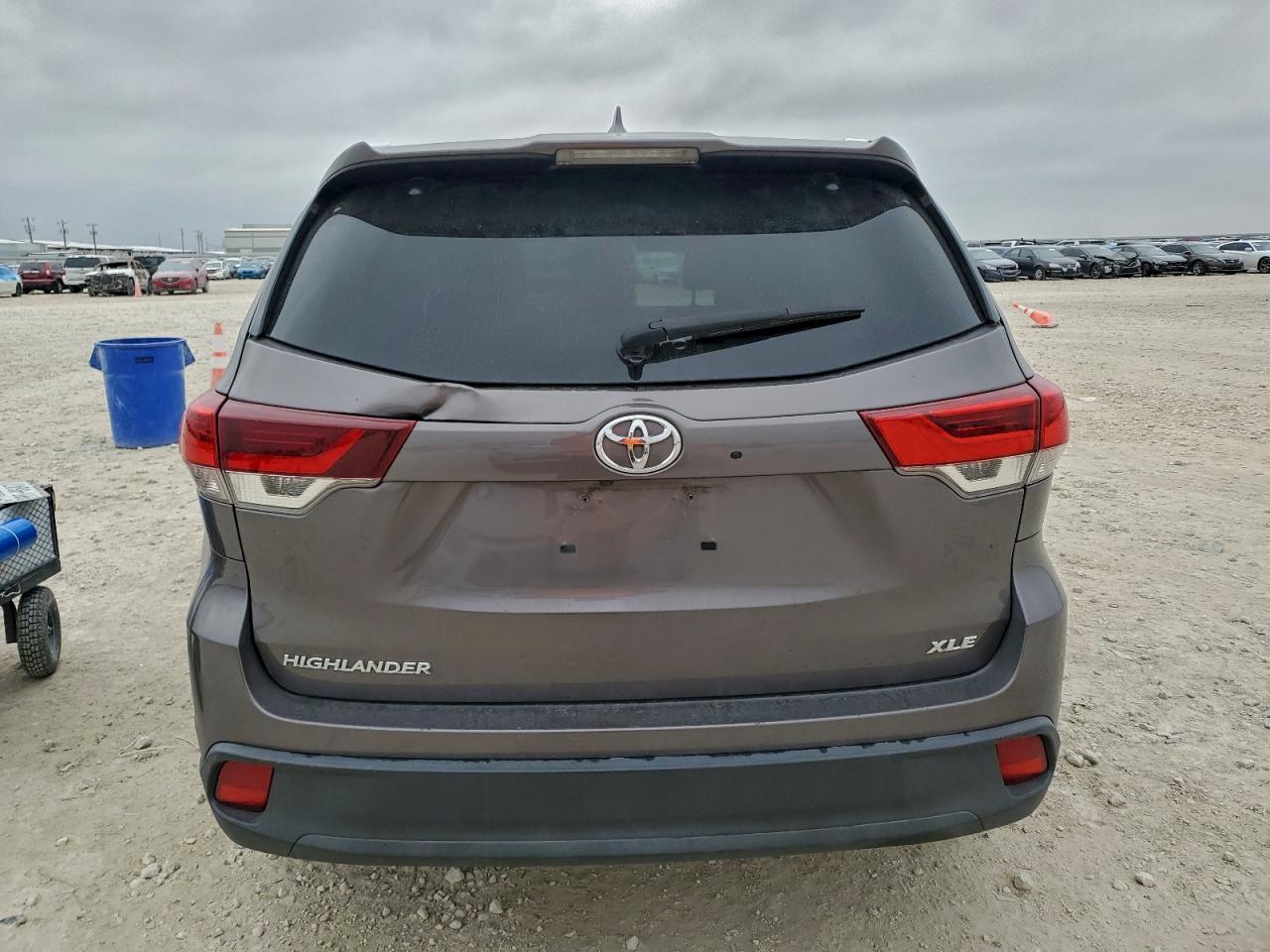 2019 TOYOTA HIGHLANDER SE photo 6