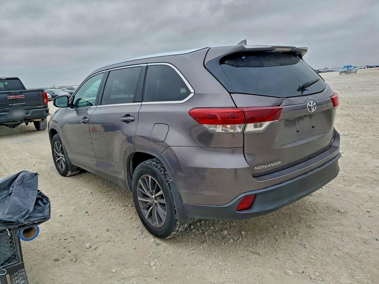 2019 TOYOTA HIGHLANDER SE photo 2