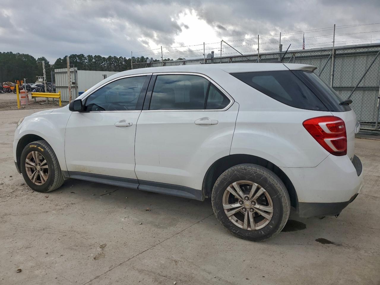 2017 CHEVROLET EQUINOX LS photo 2