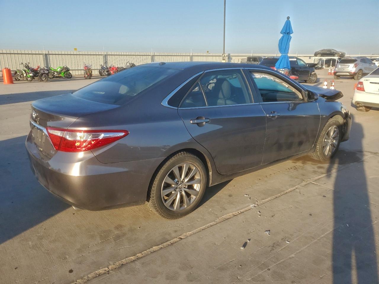 2016 TOYOTA CAMRY LE photo 3