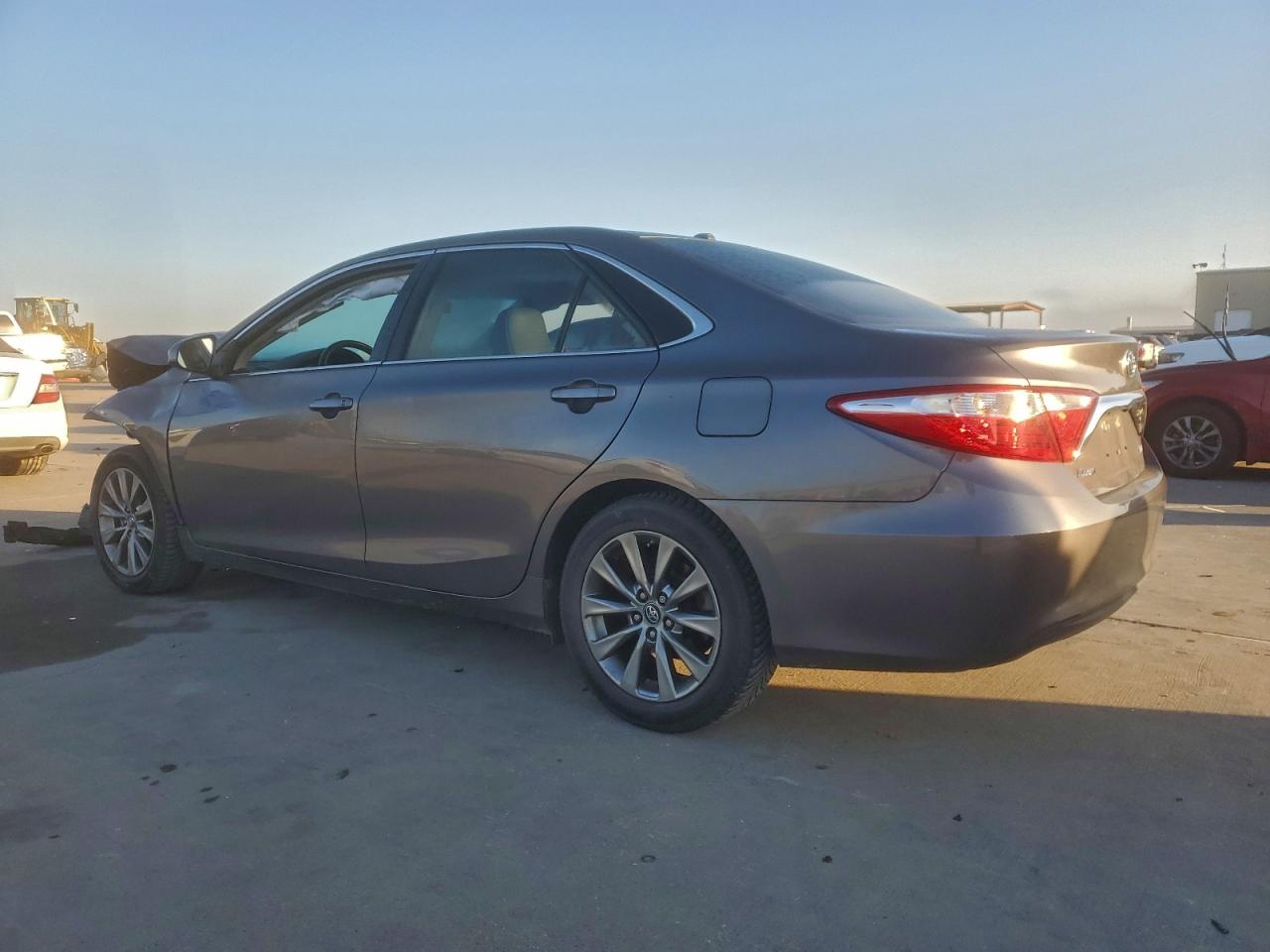 2016 TOYOTA CAMRY LE photo 2