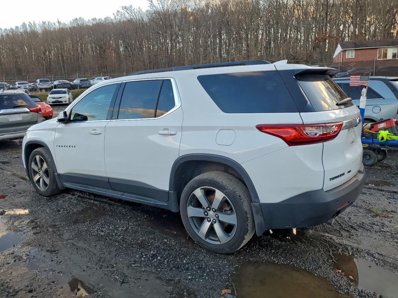 2019 CHEVROLET TRAVERSE LT photo 2