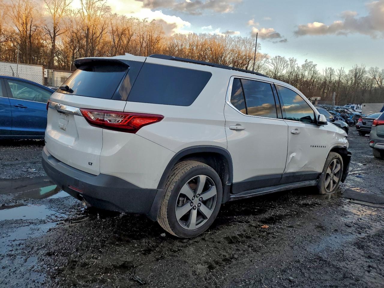 2019 CHEVROLET TRAVERSE LT photo 3