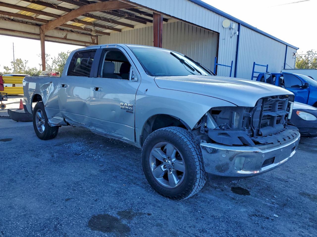 2019 RAM 1500 CLASSIC SLT photo 4