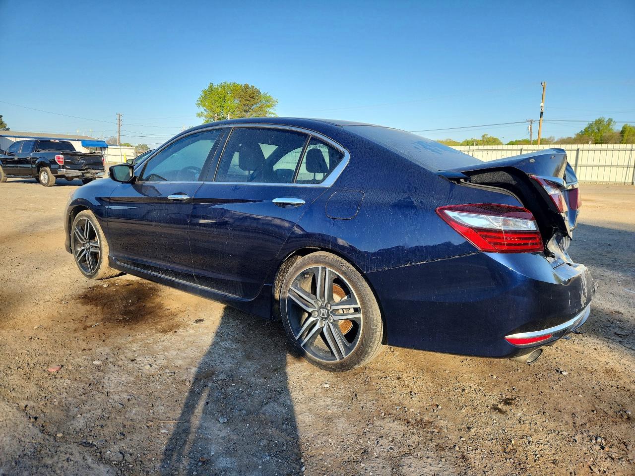 2016 HONDA ACCORD photo 2