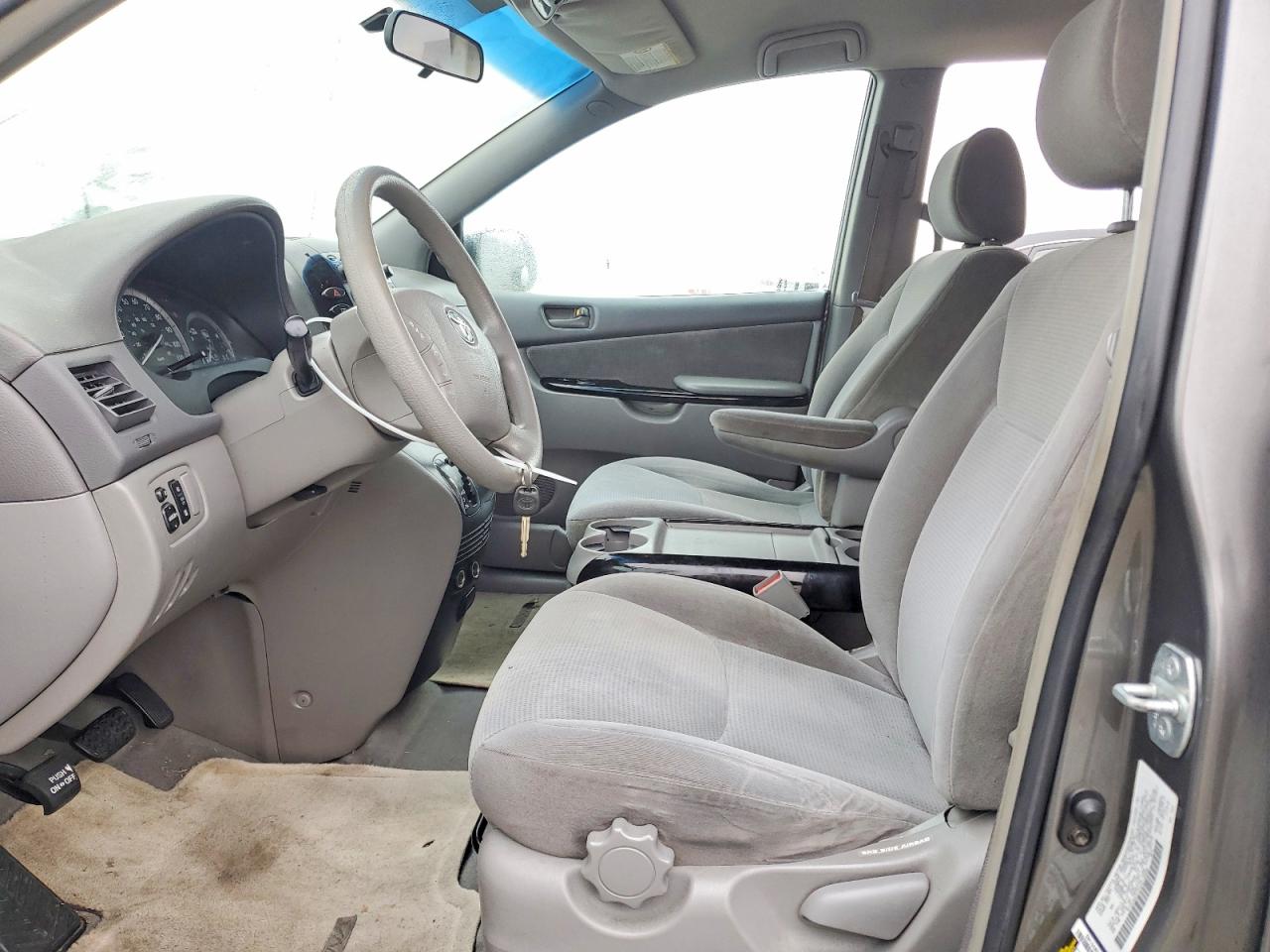 2004 TOYOTA SIENNA CE photo 7