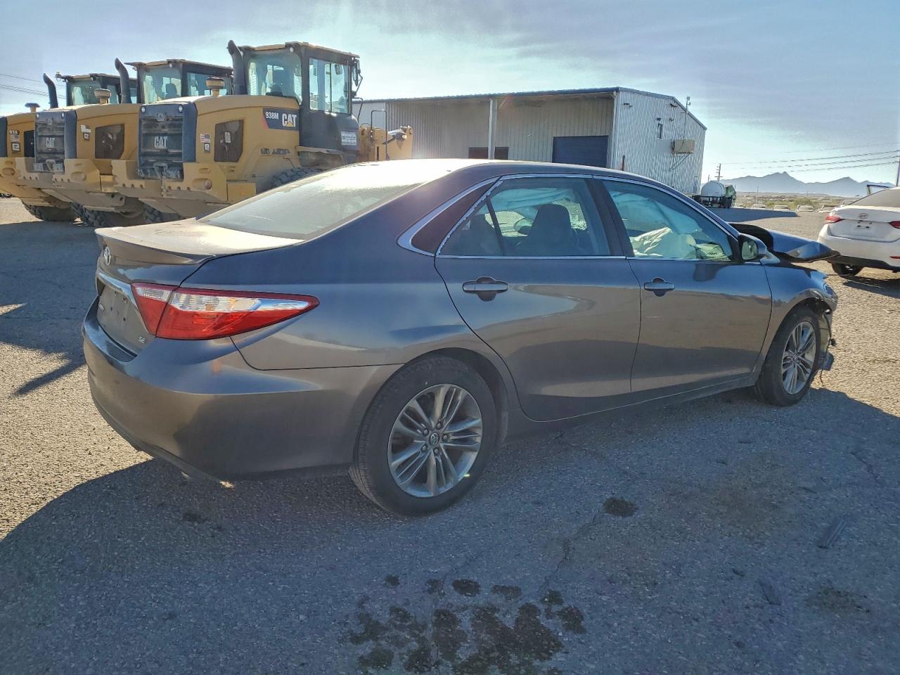 2016 TOYOTA CAMRY LE photo 3