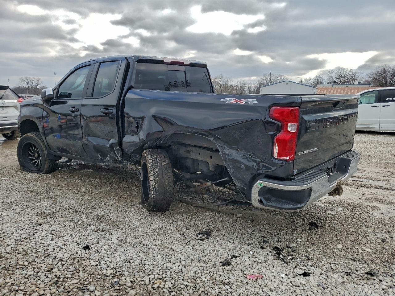 2019 CHEVROLET SILVERADO K1500 LT photo 2