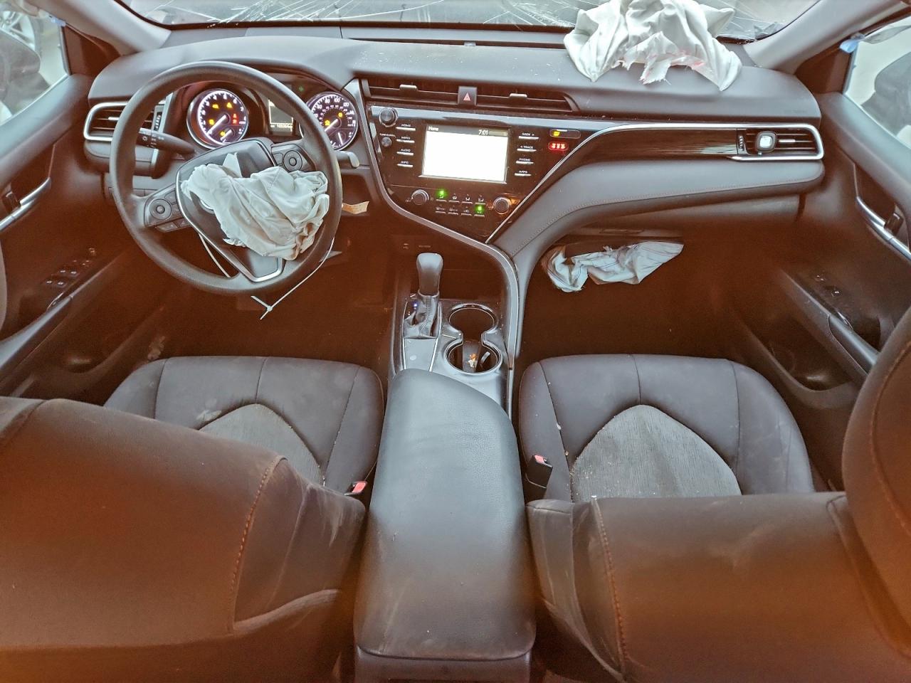 2018 TOYOTA CAMRY L photo 8