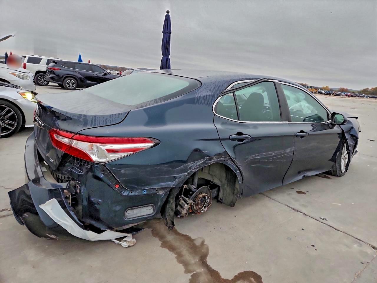 2018 TOYOTA CAMRY L photo 3