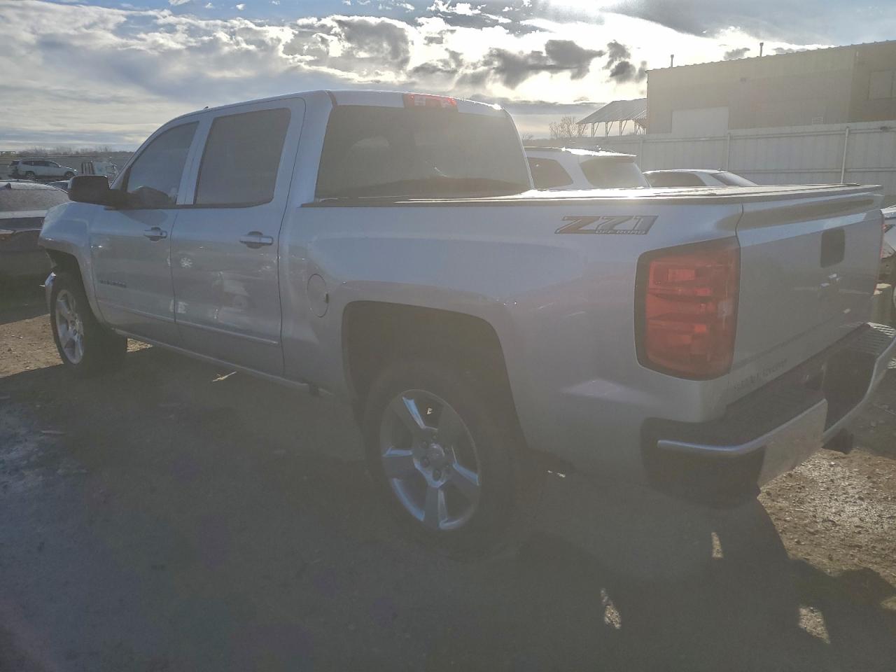 2018 CHEVROLET SILVERADO K1500 LT photo 2