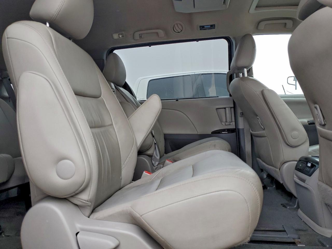 2015 TOYOTA SIENNA XLE photo 11
