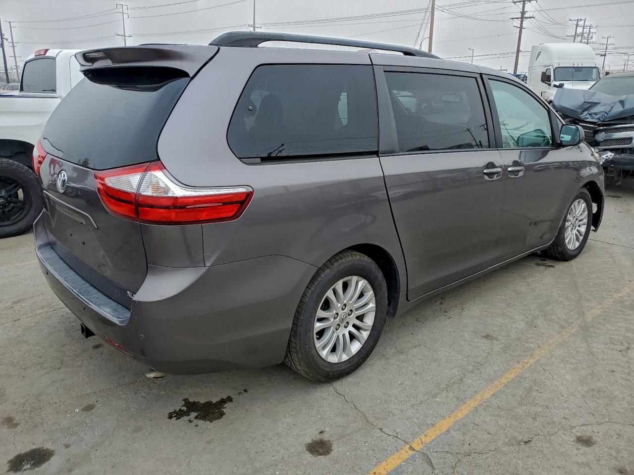 2015 TOYOTA SIENNA XLE photo 3
