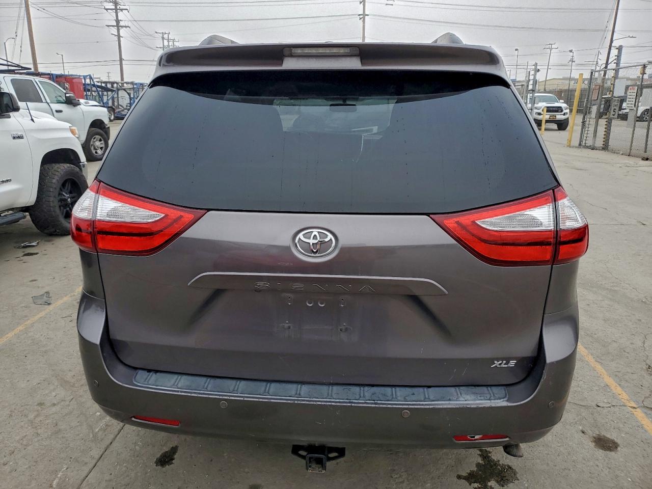 2015 TOYOTA SIENNA XLE photo 6