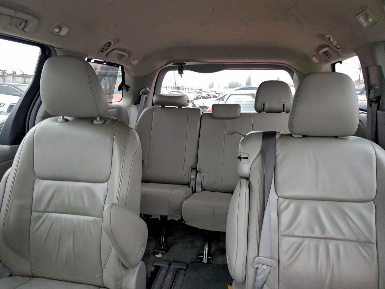 2015 TOYOTA SIENNA XLE photo 10