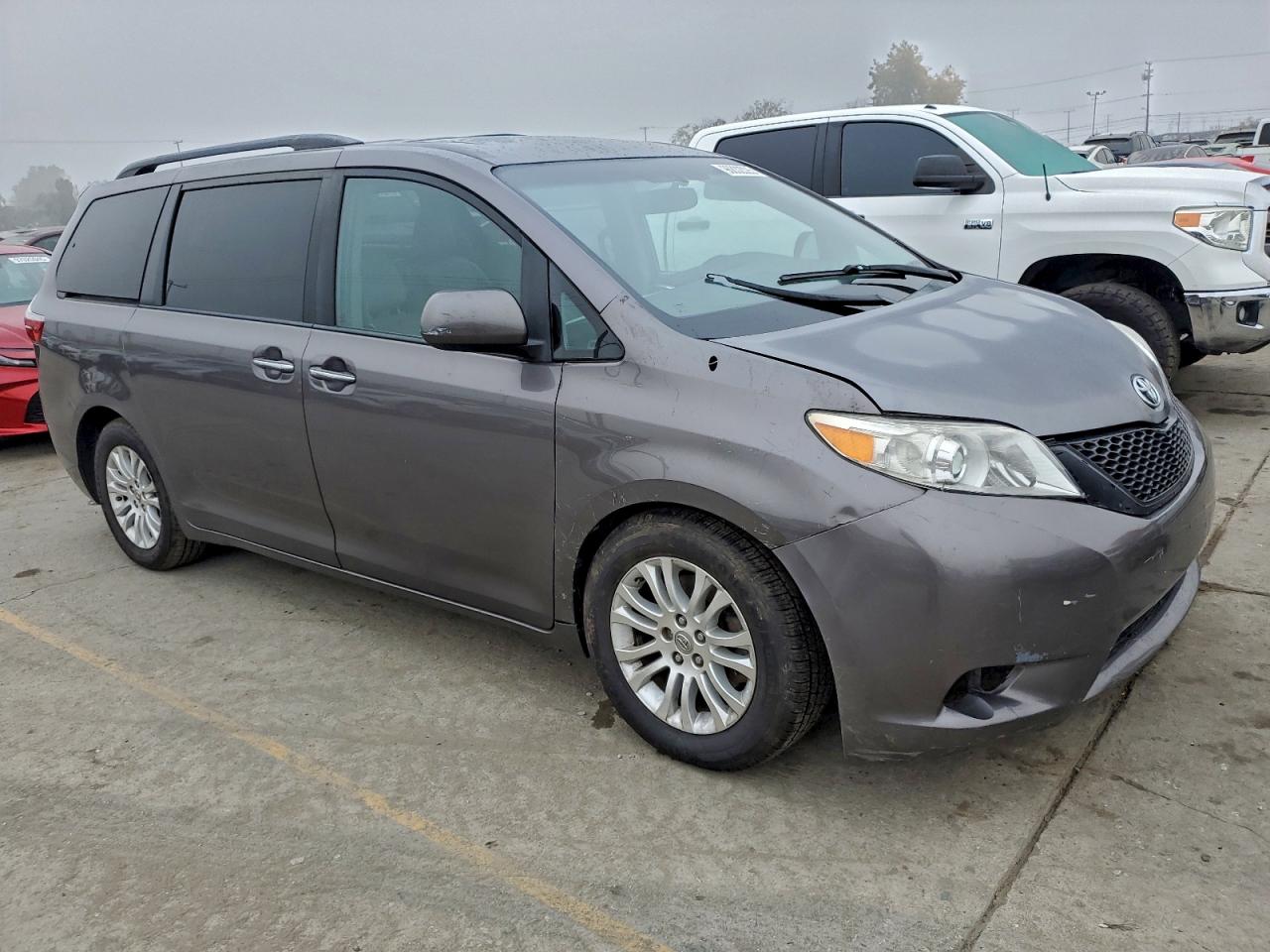 2015 TOYOTA SIENNA XLE photo 4