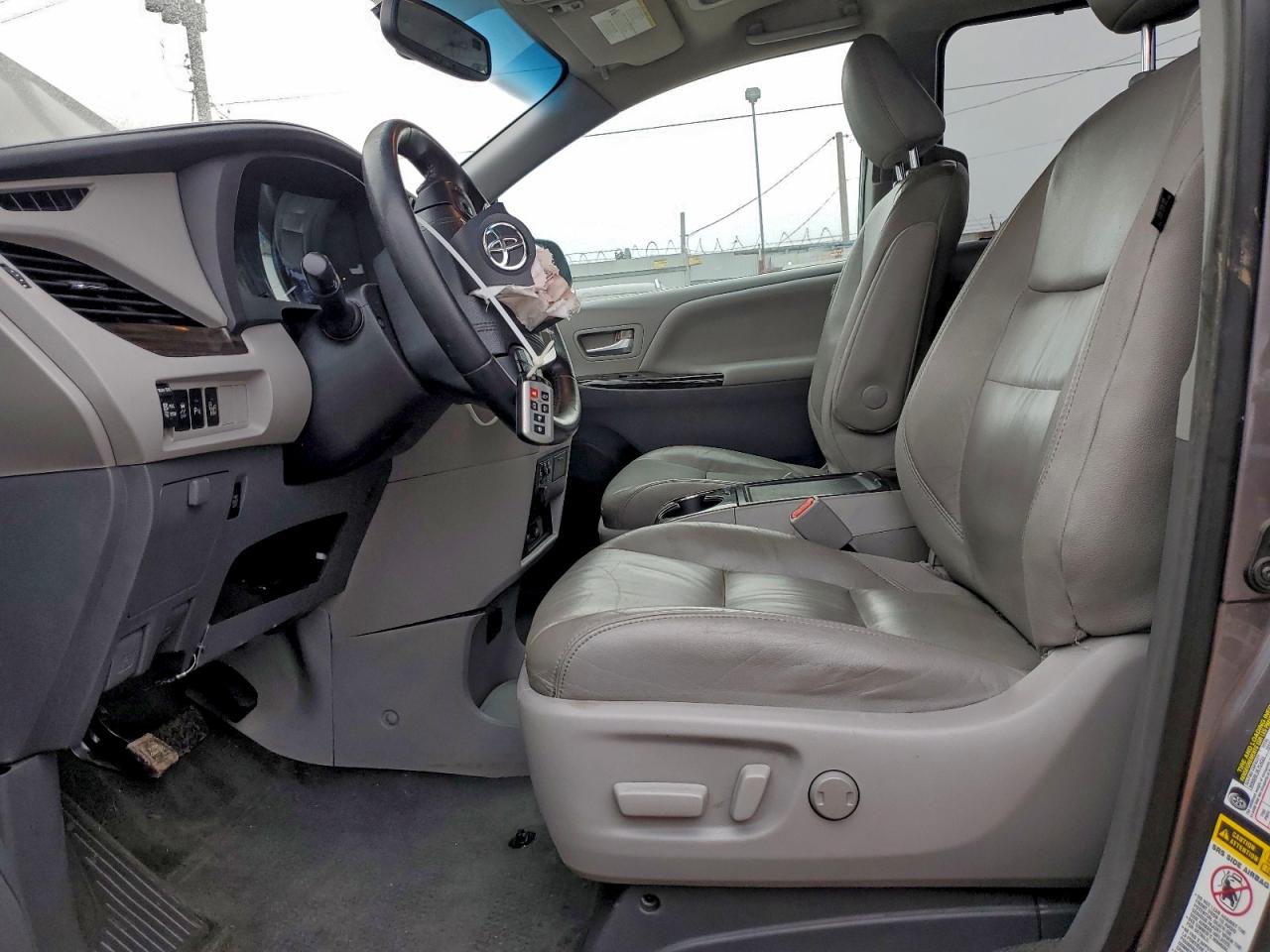 2015 TOYOTA SIENNA XLE photo 7