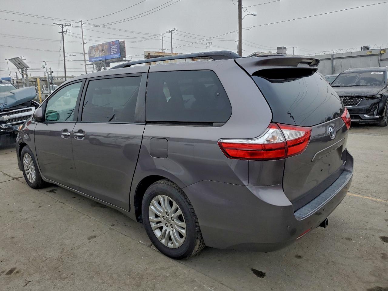 2015 TOYOTA SIENNA XLE photo 2