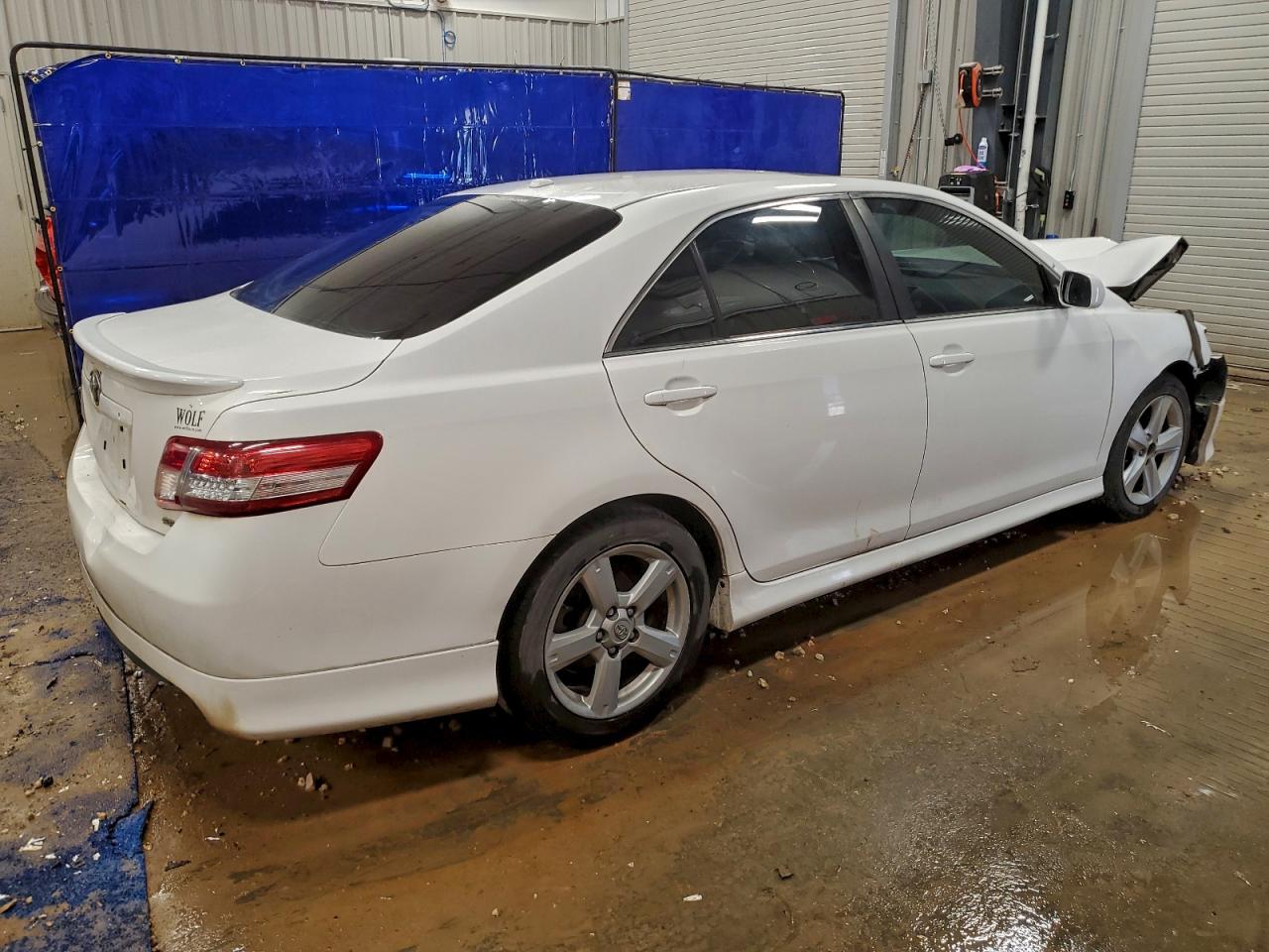 2011 TOYOTA CAMRY BASE photo 3