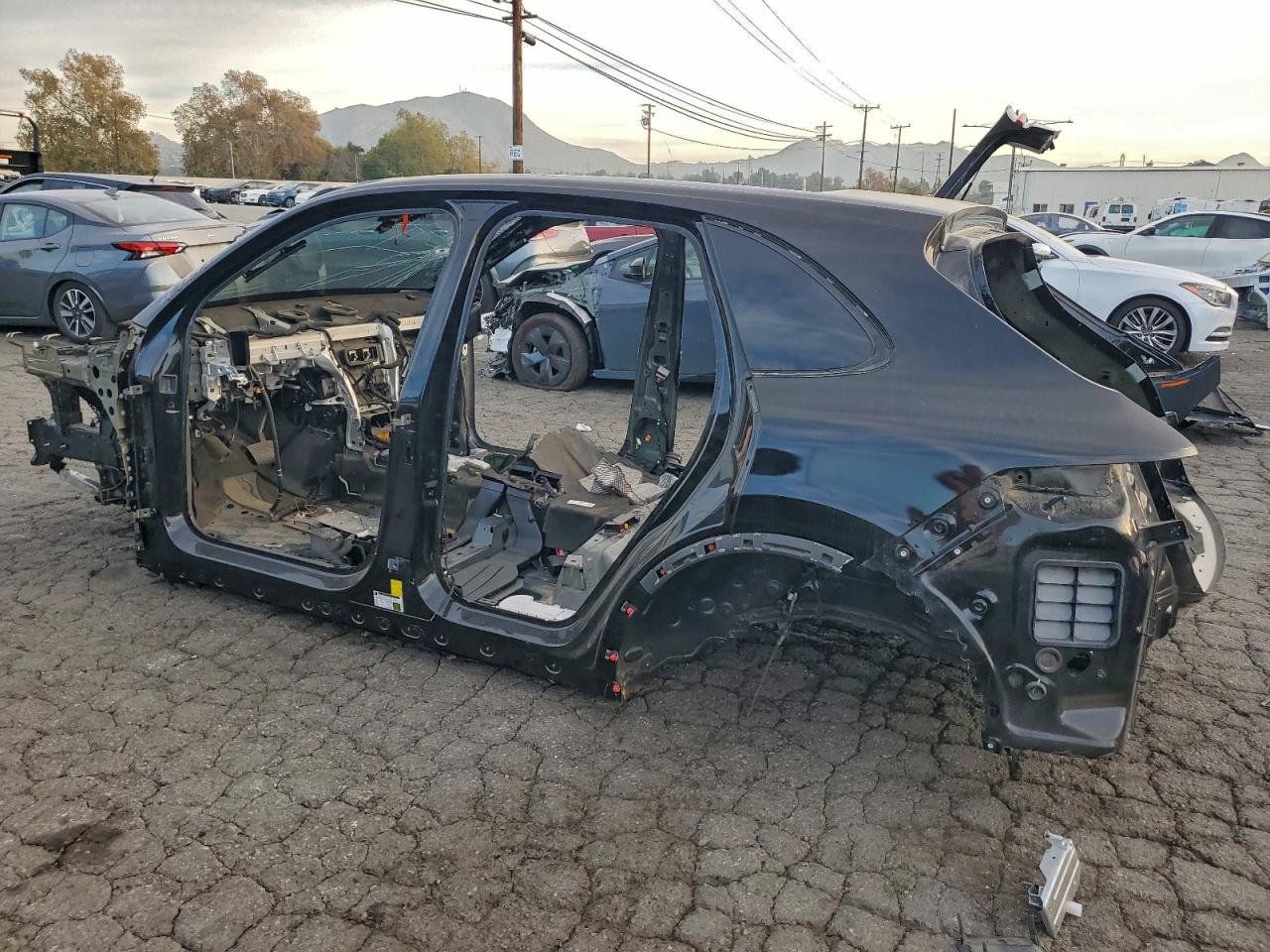 2023 PORSCHE CAYENNE BASE photo 2