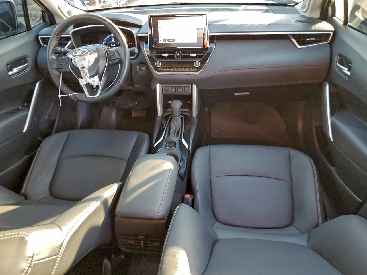 2024 TOYOTA COROLLA CROSS XLE photo 8