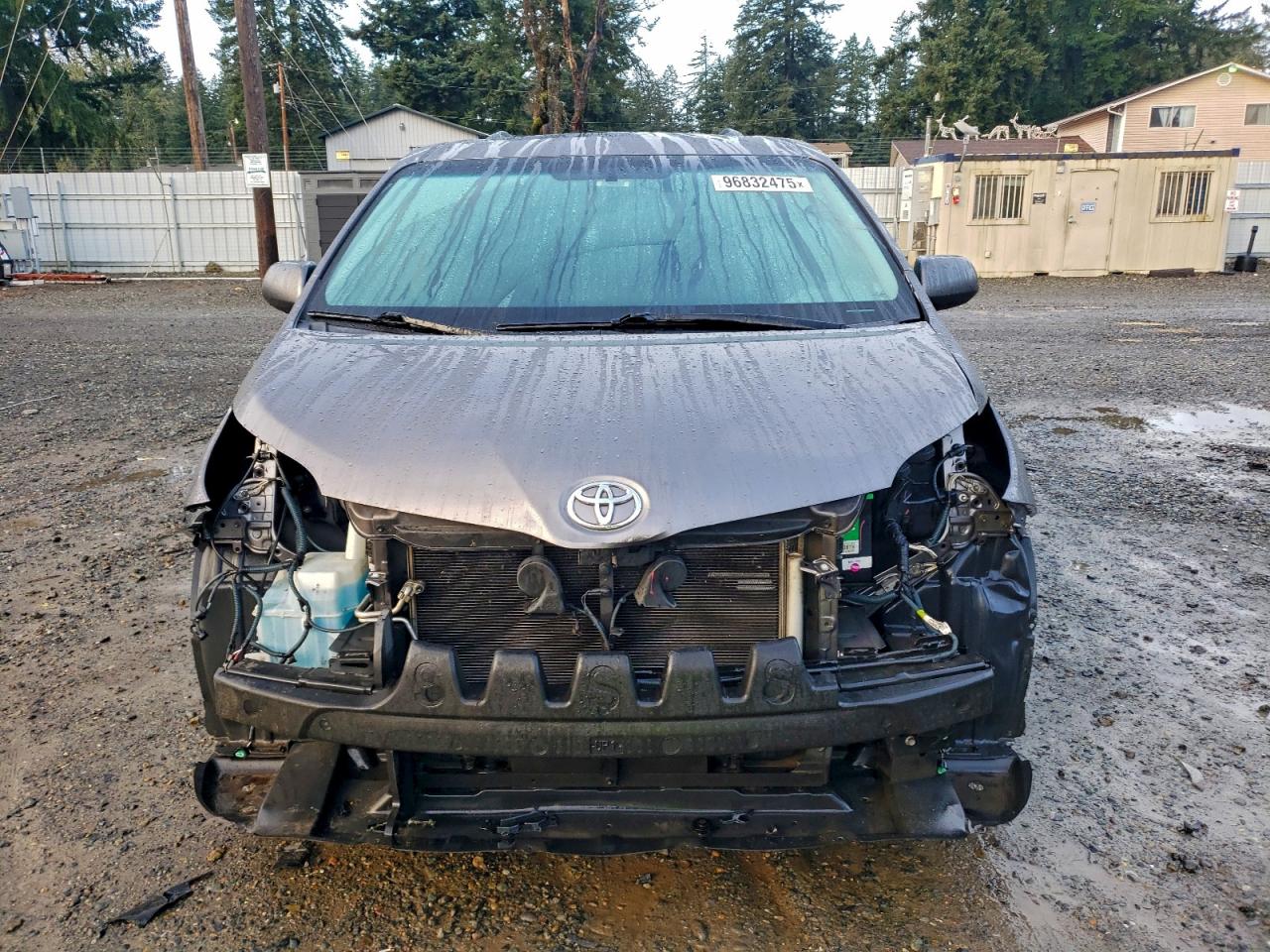 2016 TOYOTA SIENNA SE photo 5