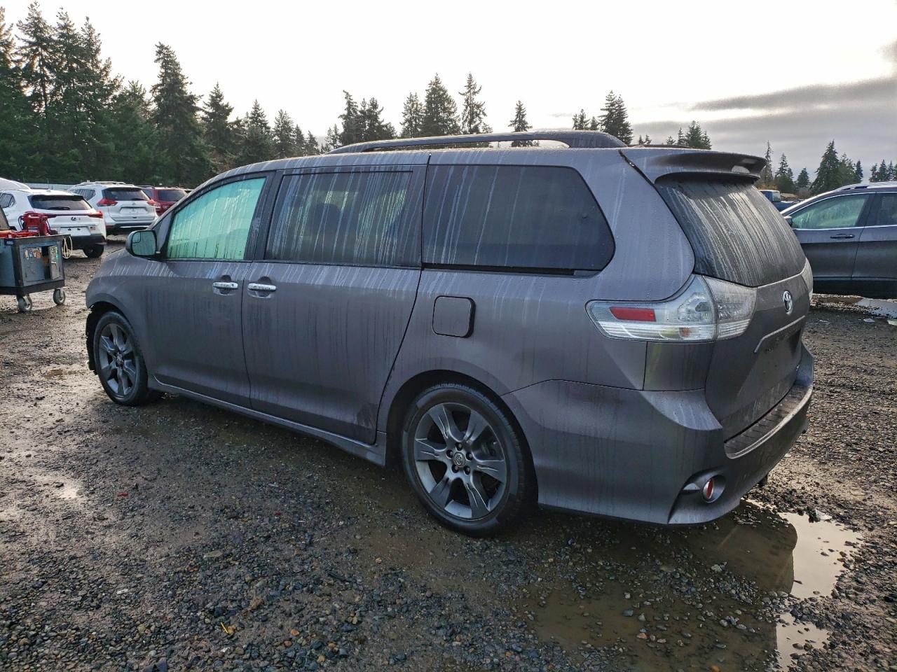 2016 TOYOTA SIENNA SE photo 2
