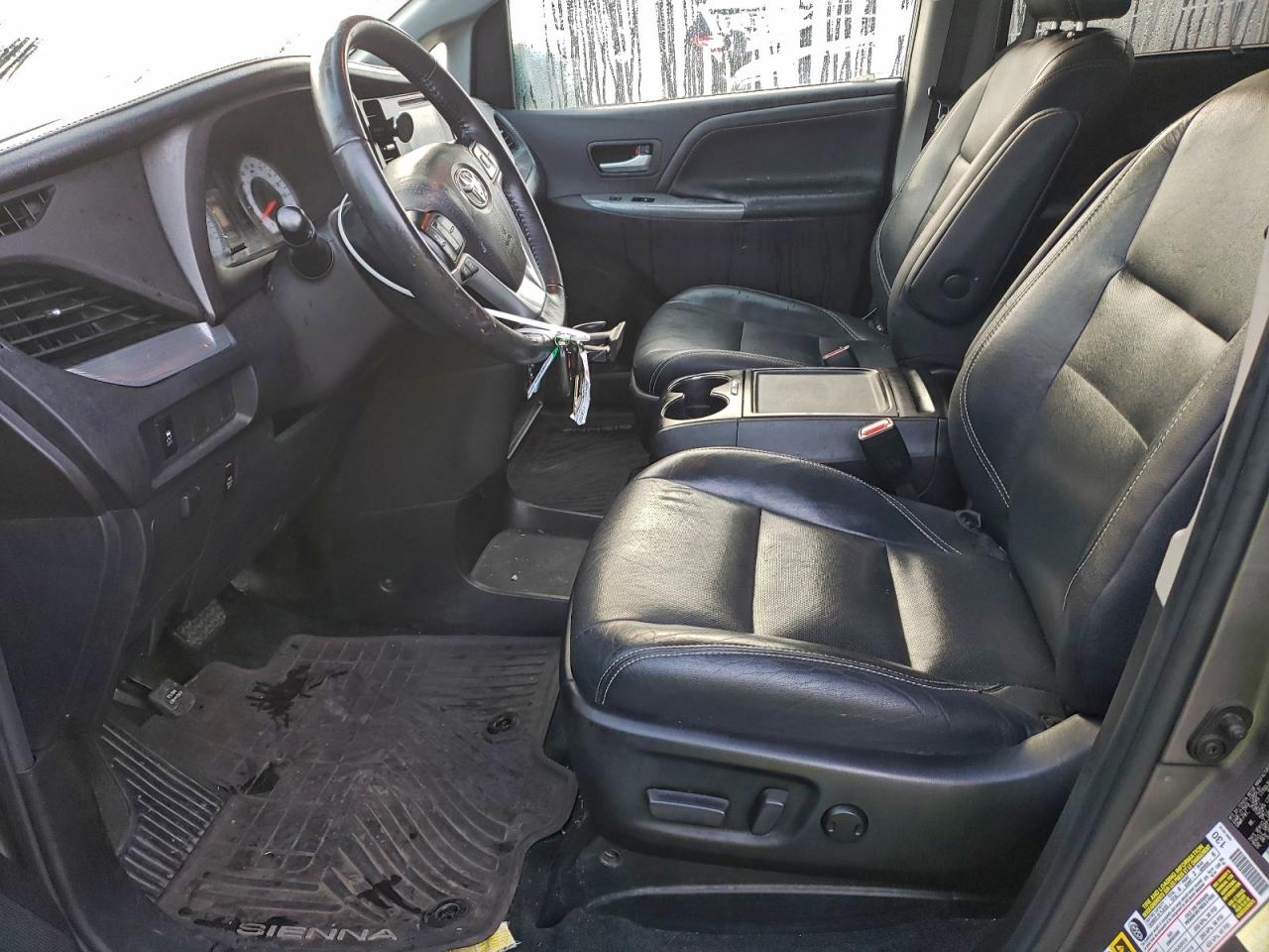 2016 TOYOTA SIENNA SE photo 7